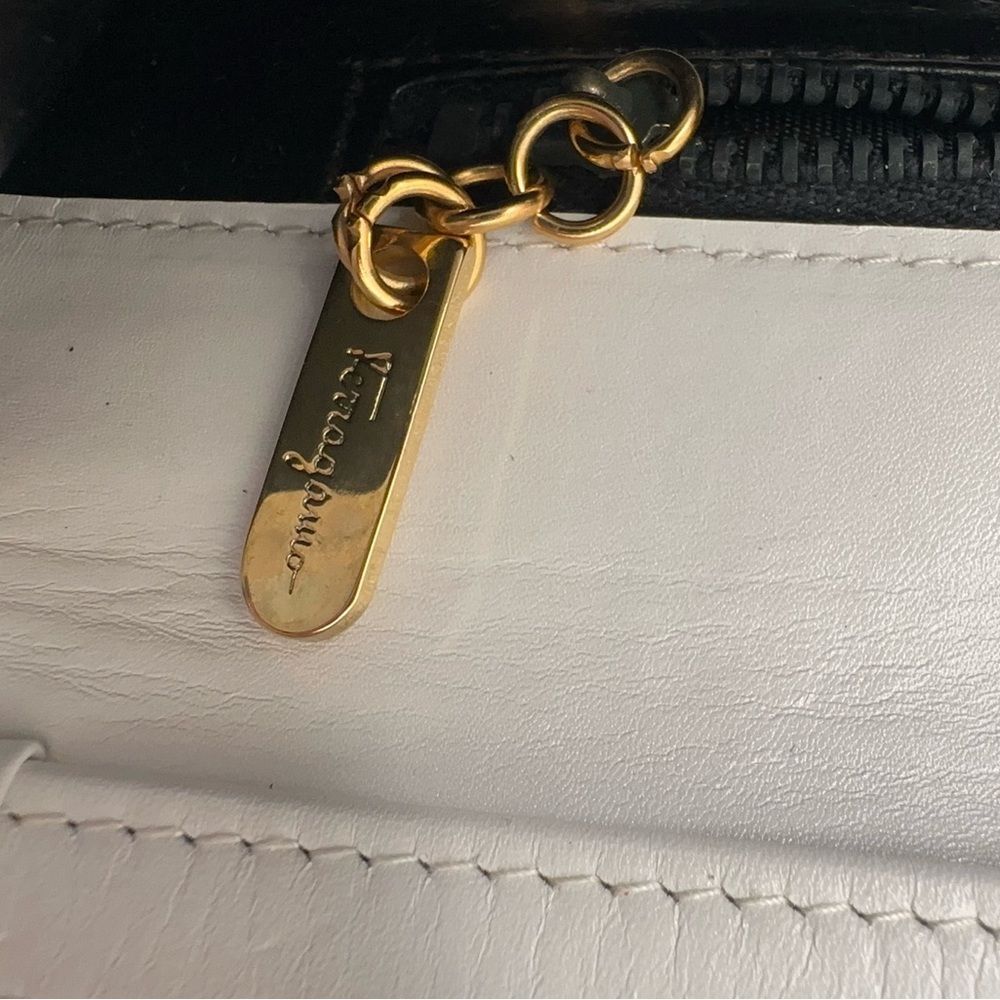 Vintage Salvatore Ferragamo White Navy Leather Shoulder Bag Gold Hardware Italy - Picture 8 of 14